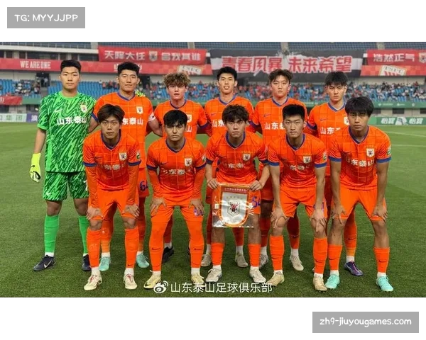 泰山B队征战中乙人气爆棚赛后球员通道水泄不通引发关注 泰山B队征战中乙人气爆棚赛后球员通道水泄不通引发关注